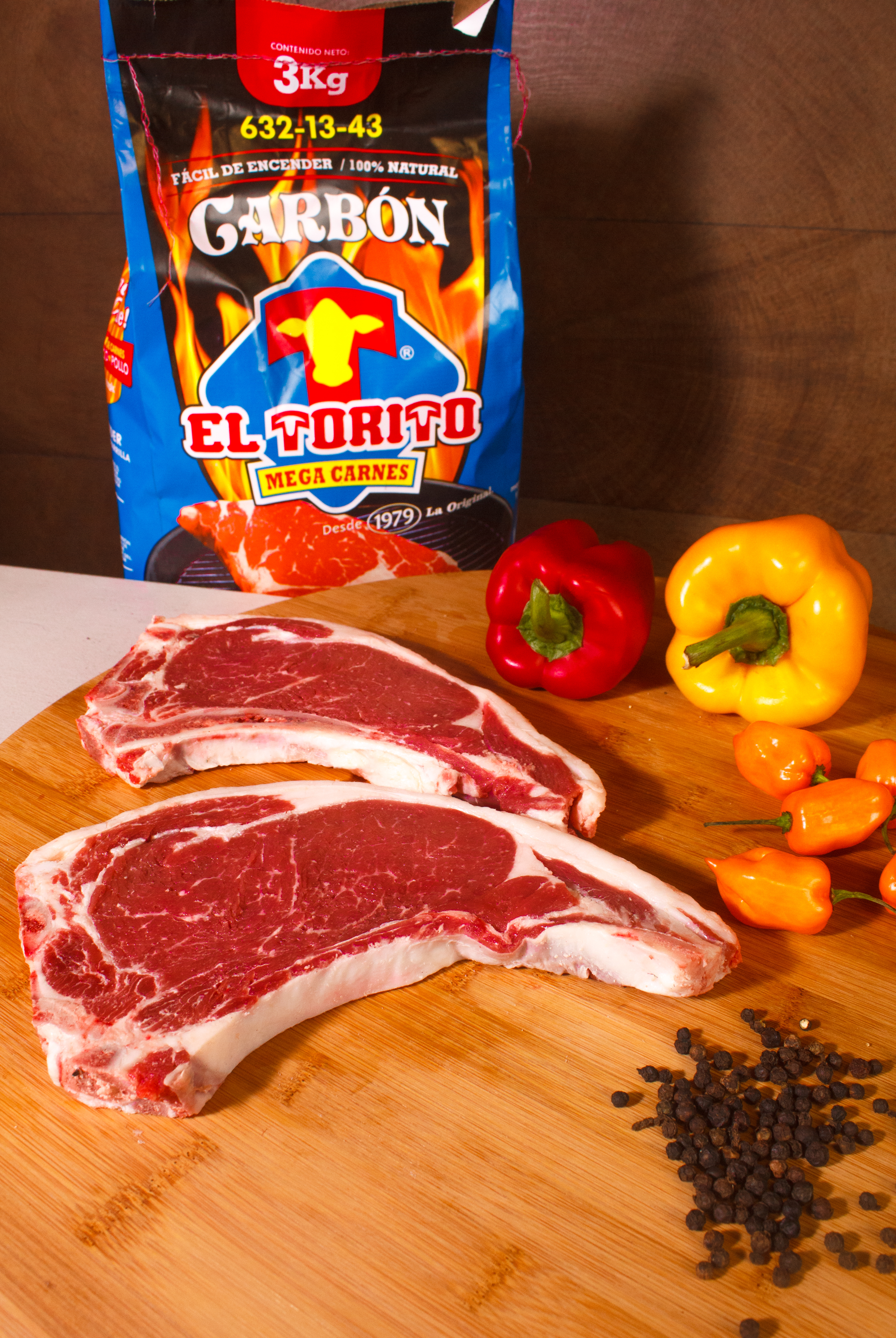 Ribeye con bolsa Mega Carnes El Torito de fondo