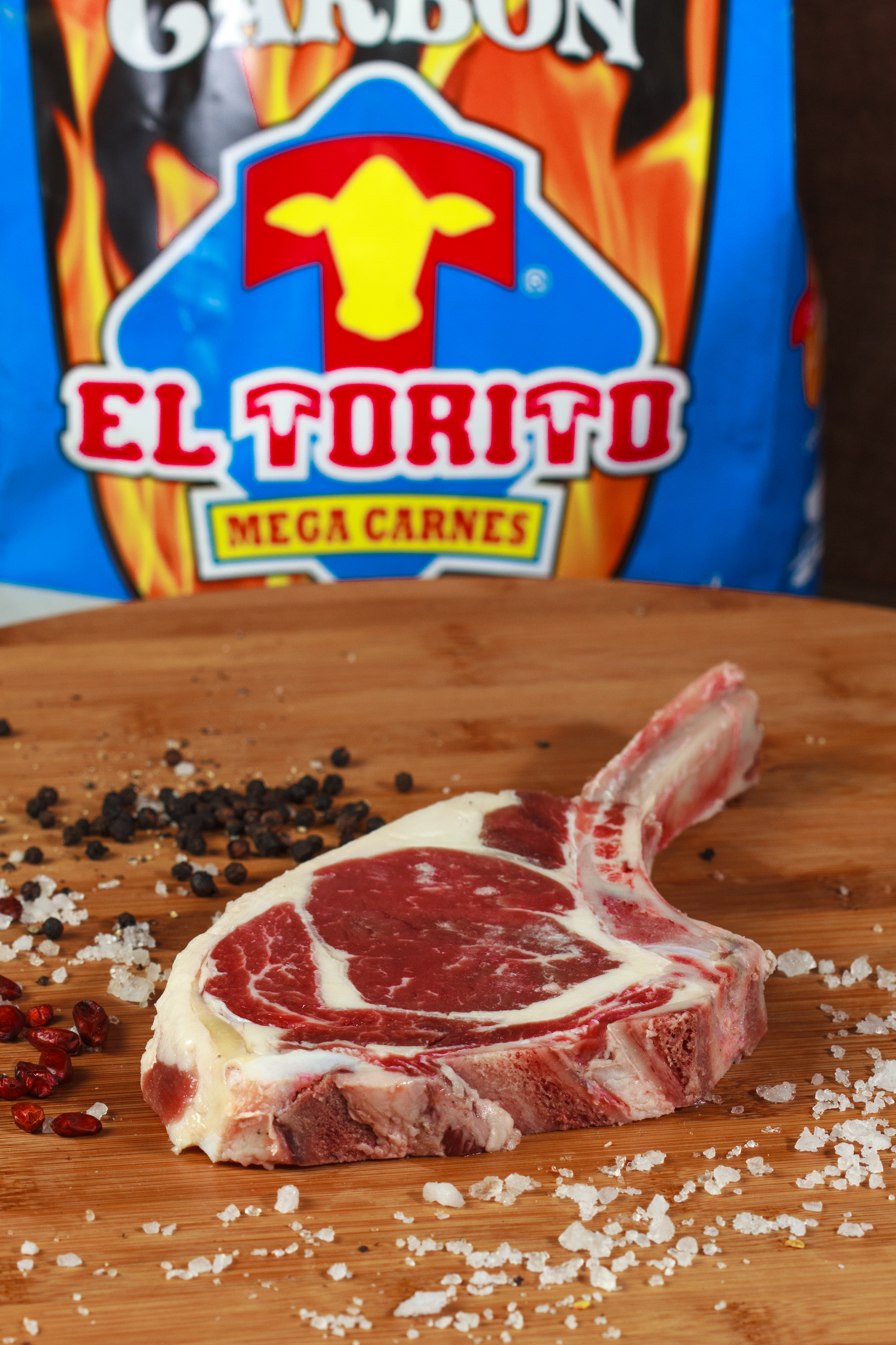 Tomahawk con carbón Mega Carnes El Torito